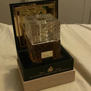 Khamrah Eau de Parfum från Lattafa - Säljer en Khamrah Eau de Parfum från Lattafa. Den är inspirerad av kylian angels share som ör en populär vinterparfym. Flaskan innehåller 100 ml.