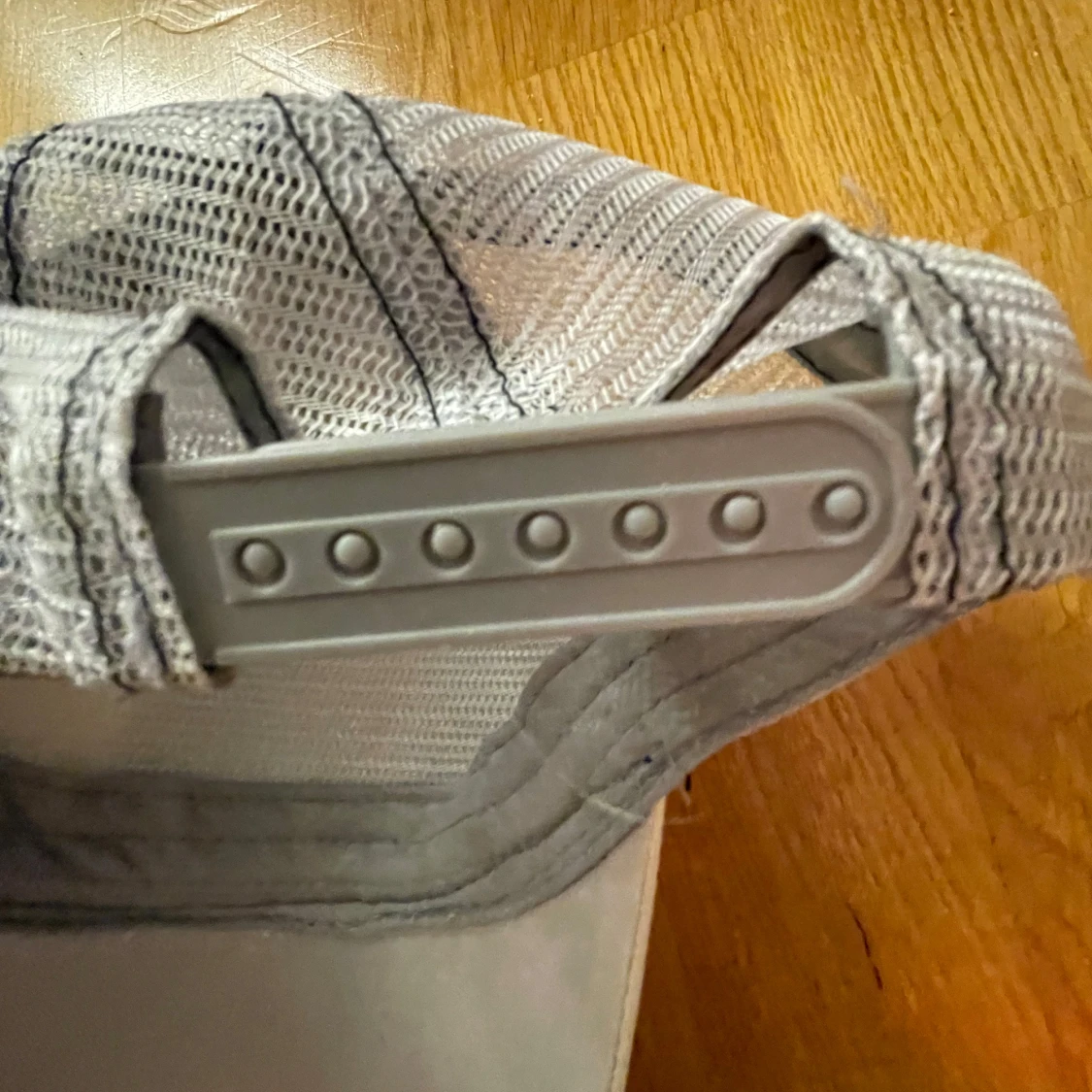 Vit keps med tigerbroderi - 91