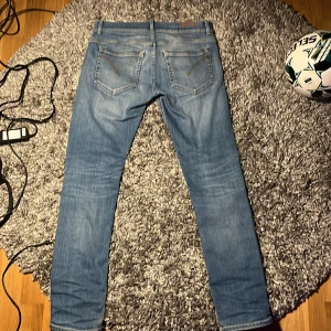 Dondup George - Säljer ett par snygga ljusblå jeans från dondup i storlek 31. De har en slim passform och är perfekta för både vardag och fest. Jeansen har en klassisk femficksdesign och är i mycket bra skick. Perfekta för vår och sommar!