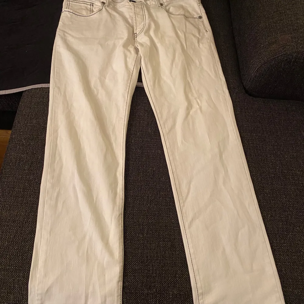 Ett par vita armani jeans som inte andvänds längre size 36, Bra skick inga stora defekter, jätte liten fläck vid back pocket men syns knappt man ser via bilder. Jeans & Byxor.