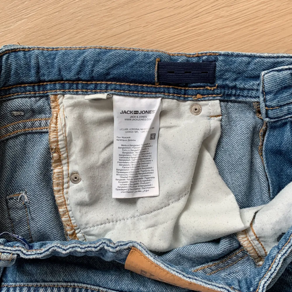 Säljer ett par klassiska blå jeans från Jack & Jones i storlek 170. De har en straight fit och är i bra skick. Perfekta för vardagsbruk med en snygg och tidlös design. Passar till alla tillfällen!. Jeans & Byxor.