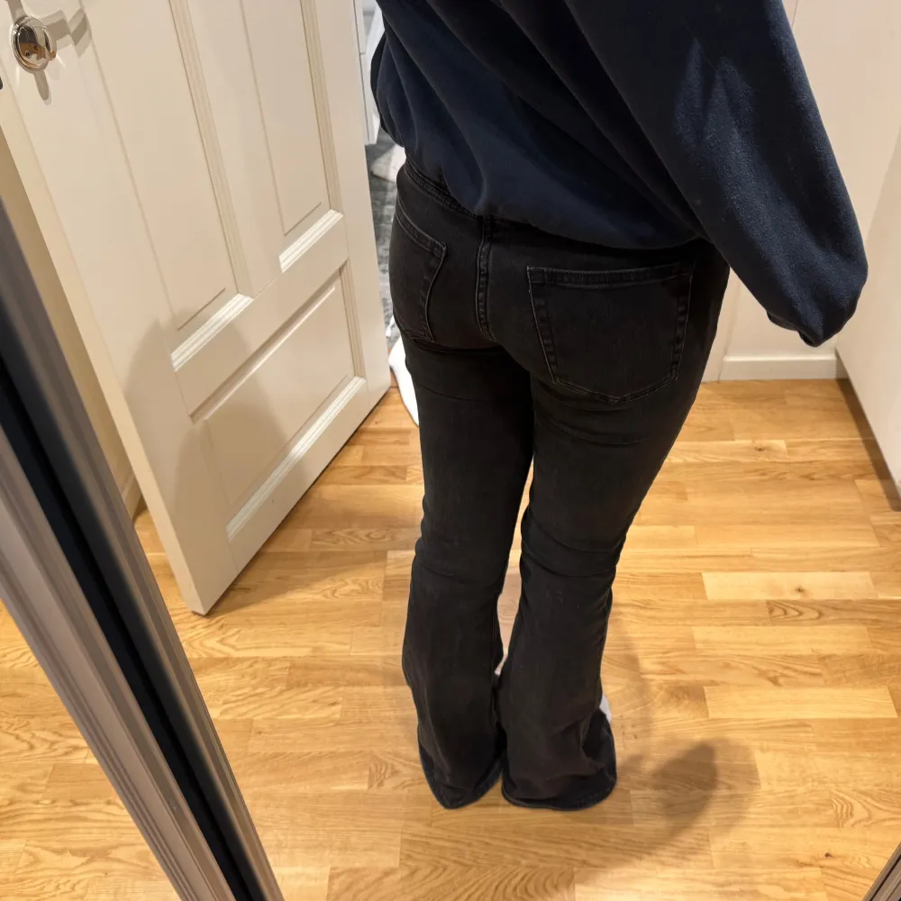 Säljer mina super snygga svarta bootcut jeans!! Sjukt najs passform och passar verkligen till ALLT. Stl W24 L32 men passar perfekt på mig som oftast har stl 36. Jeans & Byxor.