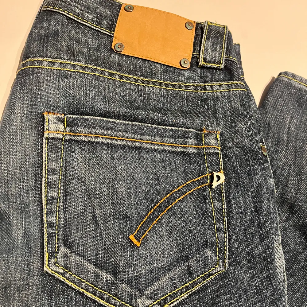 Säljer ett par snygga dondup jeans i riktigt bra skick med endast en defekt på ”D” emblenet på bakfickan. Storlek 28 står det i men passar som 30/31. Pris: 449 pris ej hugget i sten!. Jeans & Byxor.