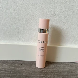 Face mist från CAIA - Säljer en fräsch face mist från CAIA i en stilren rosa flaska med silverdetaljer. Perfekt för att ge huden en extra boost och lyster under dagen. Lätt att ta med i väskan för en snabb uppfräschning när som helst. Endast använd 3 ggr, så flaskan är full