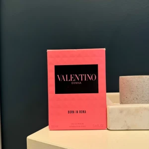 Valentino Donna Born in Roma Parfym - Säljer en helt ny och oanvänd Valentino Donna Born in Roma parfym. Flaskan innehåller 100 ml.