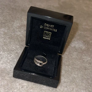 Claw ring från Maria Nilsdotter - Säljer min Claw ring från Maria Nilsdotter i silver. Storlek 18! Den är i väldigt bra skick, den har blivit lite mörkare i färgen men det går enkelt att putsa. Den har aldrig varit i kontakt med vatten osv. Ordinarie pris: 3995kr. Nypris: 3000kr