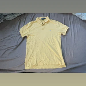  pikétröja - Snygga pikétröjor som passar alla tillfällen, allt från casual vardag till festlig tillställning. Skriv privat för att få mer information om dessa. Priset är styckvis och inte för alla tröjor