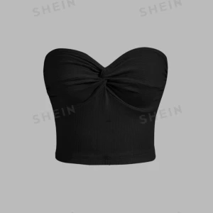 Svart tubtopp  - Snygg svart tubtopp i ribbat material. Toppen har en knytdetalj framtill som ger en fin form. Perfekt för sommarens fester eller en utekväll. 