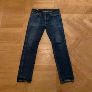Levis slimfit jeans - Säljer dessa jeansen från märket Levis. Tyvärr utan tags.   Mått: Längd: 102cm Midja: 44x2  Motsvarighet: W34L32  Hör av dig om fler frågor eller funderingar.