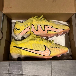 Nike Mercurial Vapor 15 Elite - Nike Mercurial Vapor 15 Elite i riktigt bra skick. Skorna är i Storlek 42. Är öppen för prisförslag så bara hör av dig 🤙 
