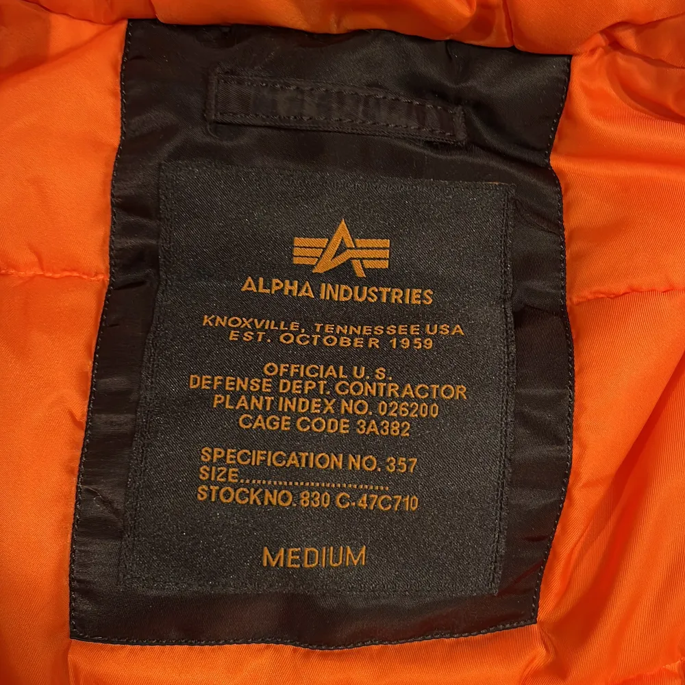Säljer en svart dunväst från Alpha Industries i medium. Västen har en cool orange insida och dragkedja framtill. Den är quiltad och har ribbstickade muddar. Perfekt för höst och vår! Nyskick, nypris runt 1200. Hör av dig vid frågor och funderingar, mvh Christian . Takit.