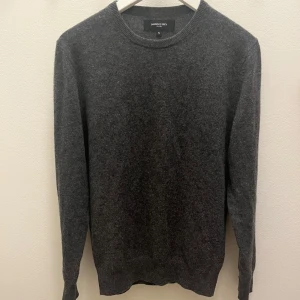 Mörkgrå tröja från lawrance grey -  mörkgrå tröja från lawrance greya. 100% kashmir. Aldrig använd. Passar 175 cm och kortare