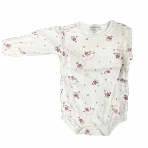 Vit långärmad body med änglamönster - Vit body med lång ärm från Carter's, dekorerad med änglamönster i rosa och blått. 
