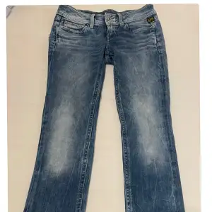 Säljer ett par  blå low waist jeans från G-Star RAW i bra skick. De har en cool tvättad look. Det står ingen storlek på byxorna men de passar bra på en 16 årig tjej.