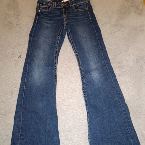 Blå bootcut jeans från Gina Tricot - Säljer ett par snygga blå bootcut jeans från Gina Tricot. De är använda men har inga defekter nån stans. ❤️