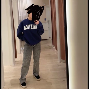 Mörkblå Atletica sweatshirt - Storlek xxl, jag är 165cm och sitter som på bilden. 