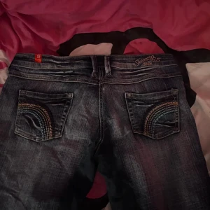 Lågmidjade bootcut jeans - Säljer ett par söta mörkblå lågmidjade bootcutjeans från Success i storlek 32🤩köpta här på plick😽bilder från förra ägaren 