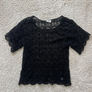 Svart spetsblus - Snygg svart spetsblus med korta ärmar Perfekt för både fest och vardag. Köpt på second hand men aldrig använt själv.  Då många är intresserade nu så är det en privat budgivning. Högsta bud nu ligger på 70kr❤️