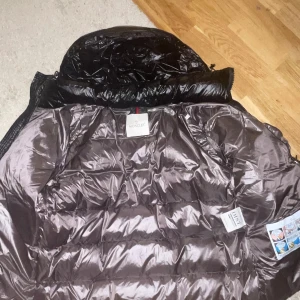 Svart pufferjacka från Moncler - Säljer min helt nya Moncler Maya jacka som är äkta men även helt ny i storlek S, använd endast 1 gång. Äkthetskontroll kan göras med seriösa köpare. Priset kan även diskuteras vid snabb affär. 