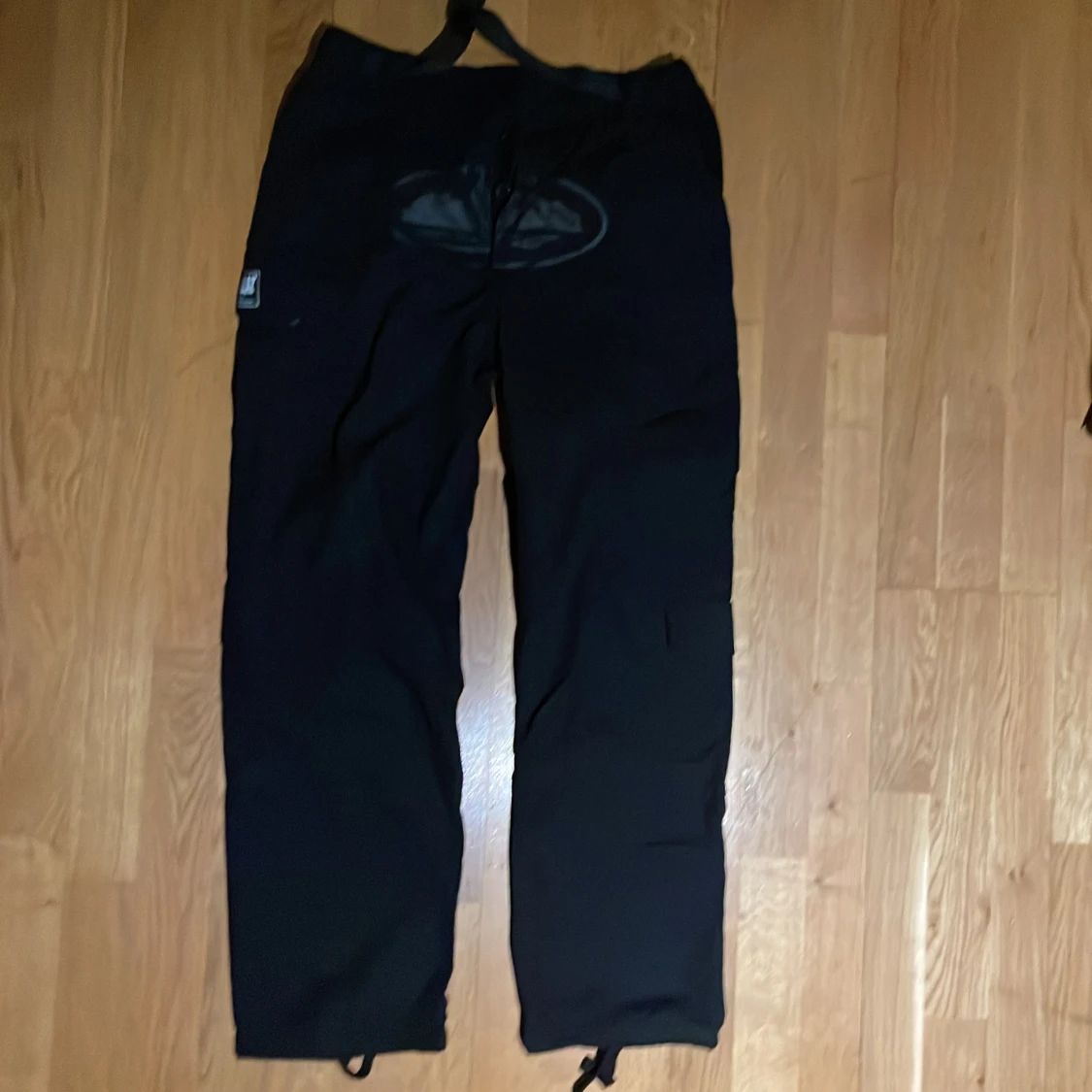 Svarta Corteiz cargos