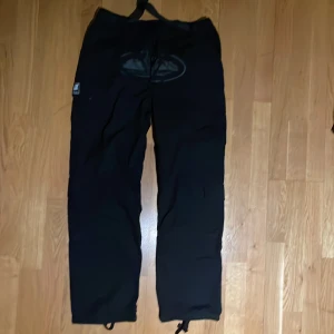 Svarta Corteiz cargos - Säljer ett par svarta byxor från Corteiz i storlek M.  Byxorna är i bra skick! Helt oanvända. 