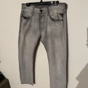 Säljer ett par snygga grå Replay jeans i bra skick. De har en klassisk femficksdesign och en cool tvättad look. Perfekta för både vardag och fest! 🕺