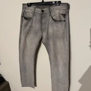 Grå Replay jeans - Säljer ett par snygga grå Replay jeans i bra skick. De har en klassisk femficksdesign och en cool tvättad look. Perfekta för både vardag och fest! 🕺