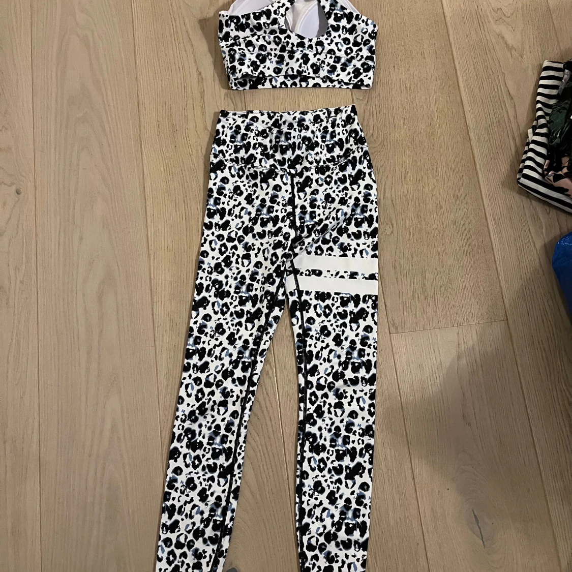 Leopardmönstrad träningsset från Stronger - 90