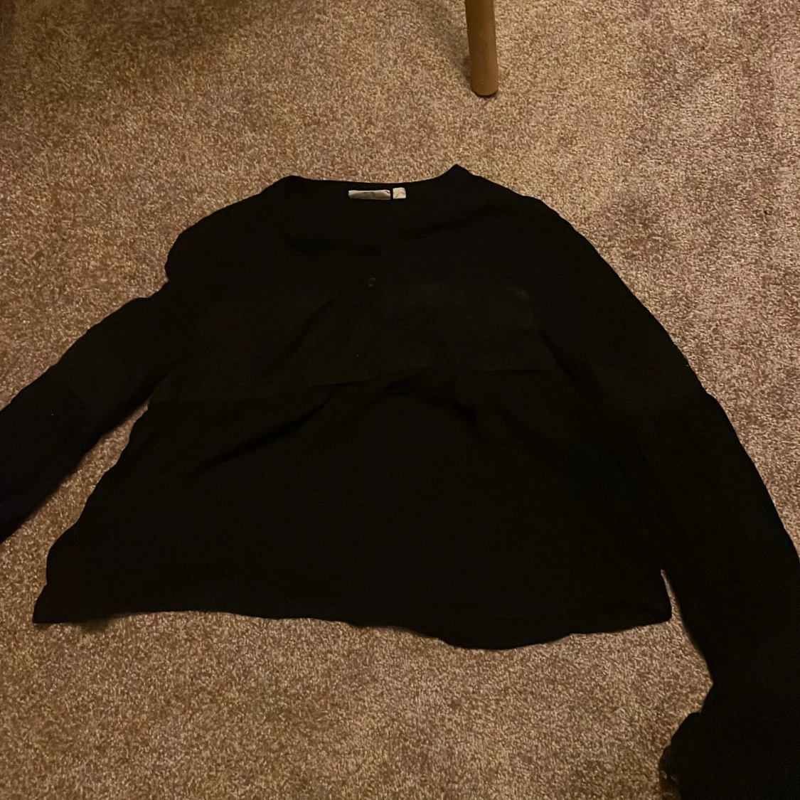 Svart blus med spetsdetaljer