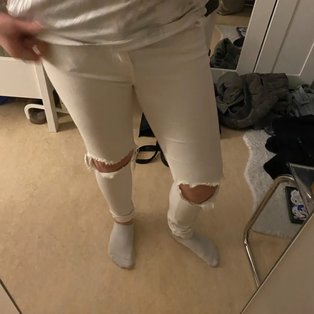 Fina vita jeans med håll i knäna. Aldrig använda och helt som nya. Står inte storlek men passar som 36/S-37/M. Jeans & Byxor.