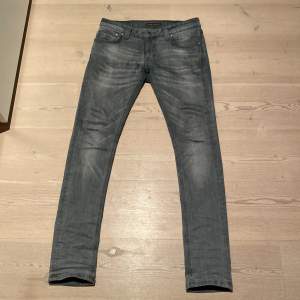 Säljer ett par grå jeans från Nudie Jeans i bra skick. De har en slim passform i storlek 30 32 och pris kan diskuteras