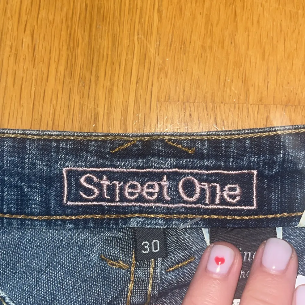 Säljer ett par snygga blå jeans från Street One i storlek 30. De har coola stenar längs fickorna och höften, en klassisk femficksdesign. Perfekta för en casual look eller en utekväll. De är i bra skick och redo för nya äventyr!. Jeans & Byxor.