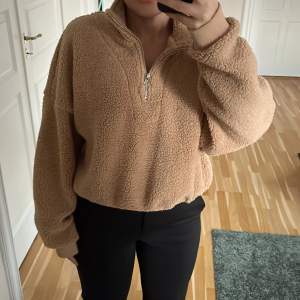 Mysig beige fleece tröja från Cotton On i storlek M. Perfekt för kyliga dagar med sin mjuka och varma känsla. Tröjan har en dragkedja framtill och en avslappnad passform. Perfekt för höst och vinter!