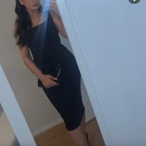 Svart tight klänning - Elegant svart klänning, sitter jätte fint på.