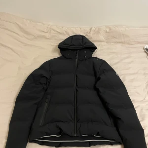Svart sail racing jacka - Säljer en stilren svart dunjacka. Håller värmen mycket bra. 