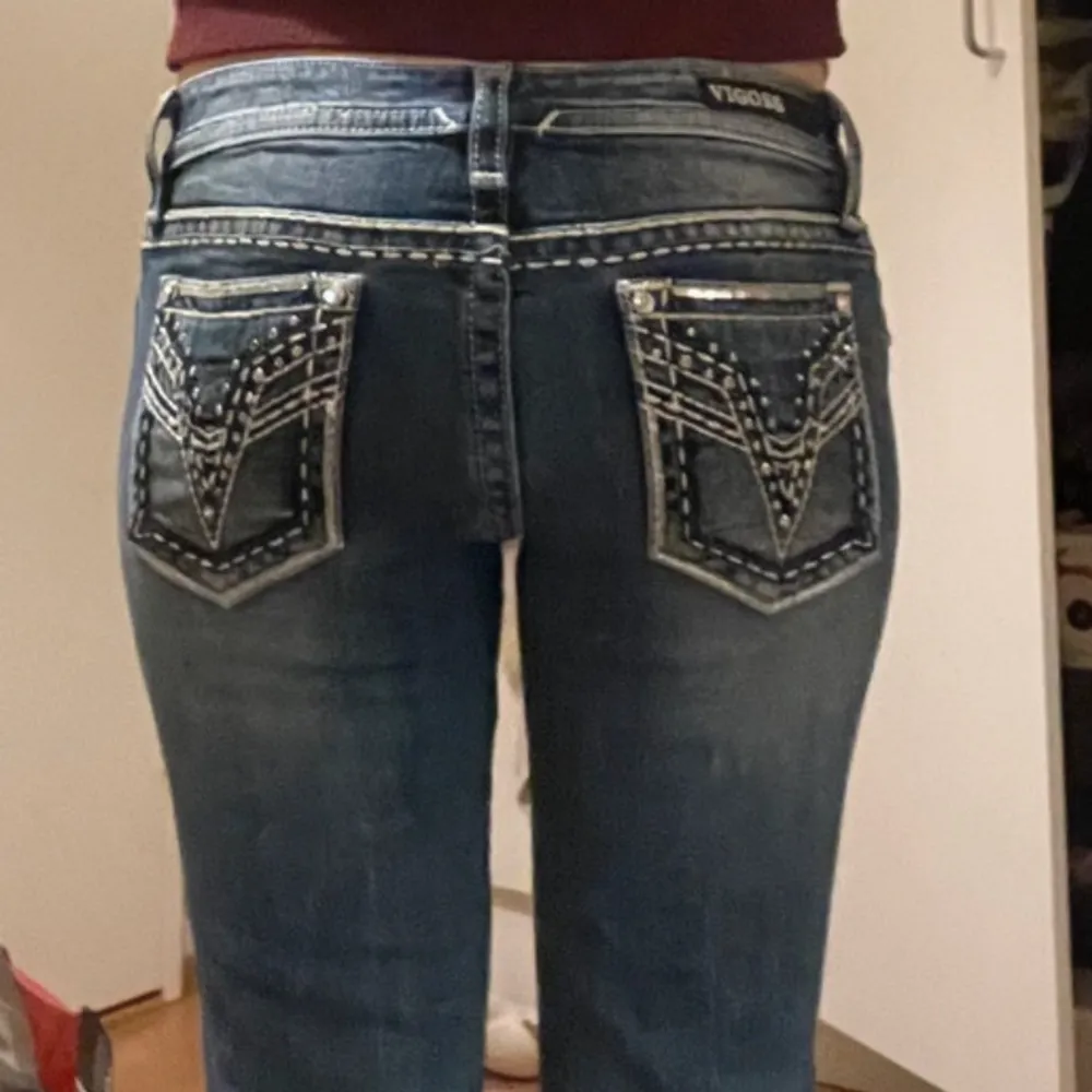 Mått: innerbenslängden:72cm, midja: 36cm. Snygga blå jeans från Vigoss med dekorativa bakfickor. De har en klassisk femficksdesign och en knappgylf. Perfekta för en avslappnad stil. Skriv om du har några frågor !❤️. Farkut & Housut.