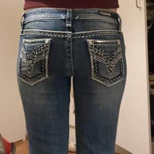 Mått: innerbenslängden:72cm, midja: 36cm.      Snygga blå jeans från Vigoss med dekorativa bakfickor. De har en klassisk femficksdesign och en knappgylf. Perfekta för en avslappnad stil. Skriv om du har några frågor !❤️