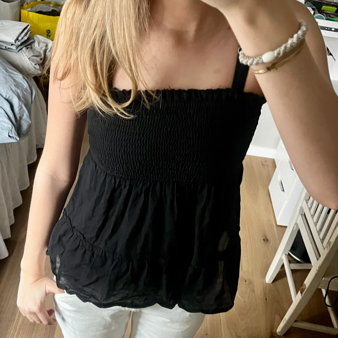 Svart axelbandslös topp