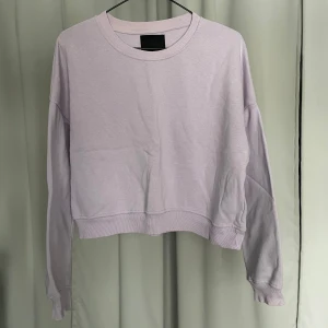 Ljuslila sweatshirt från Lager 157 - Säljer en ljuslila sweatshirt från Lager 157. Tröjan har långa ärmar och en rund halsringning. Perfekt för en avslappnad stil. Passar bra till jeans eller kjol. 💜