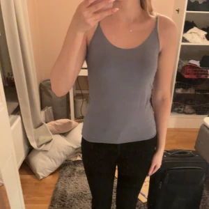 Blå ärmlös linnetopp - Säljer en stilren blå ärmlös linnetopp. Inga defekter och inte särskilt använd på några år. 