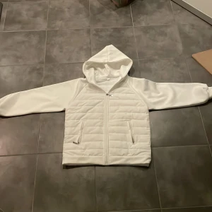 Cardigan  - Vit cardigan kommer inte ihåg märket, använd 2 gånger. Skick 10/10 Pris ej hugget i sten