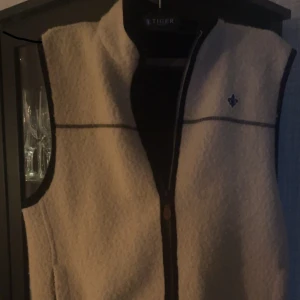Beige fleeceväst från Morris! - Säljer nu min feta Morris väst som tyvärr blivit för liten. Västen är i 10/10 skick, finns inga tecken på användning, riktigt snygg väst som passar med det mesta! Bara höra av sig vid frågor.😁