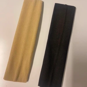 Hårband beige och mörkbrun - Oanvända! Säljer två stilrena elastiska hårband i beige och mörkbrun. Perfekta för att hålla håret på plats med en enkel och elegant look. Passar till olika tillfällen och outfits.