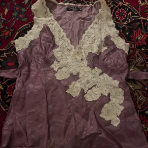 Siden o spetslinne - Så fint siden linne med spetsdetaljer i lila från vila! Knytband där bak 🩷🩷