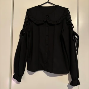 Ma*rs blus jirai kei  - Jirai kei blus från ma*rs. Simpel då passar med de absolut flesta coordsen!