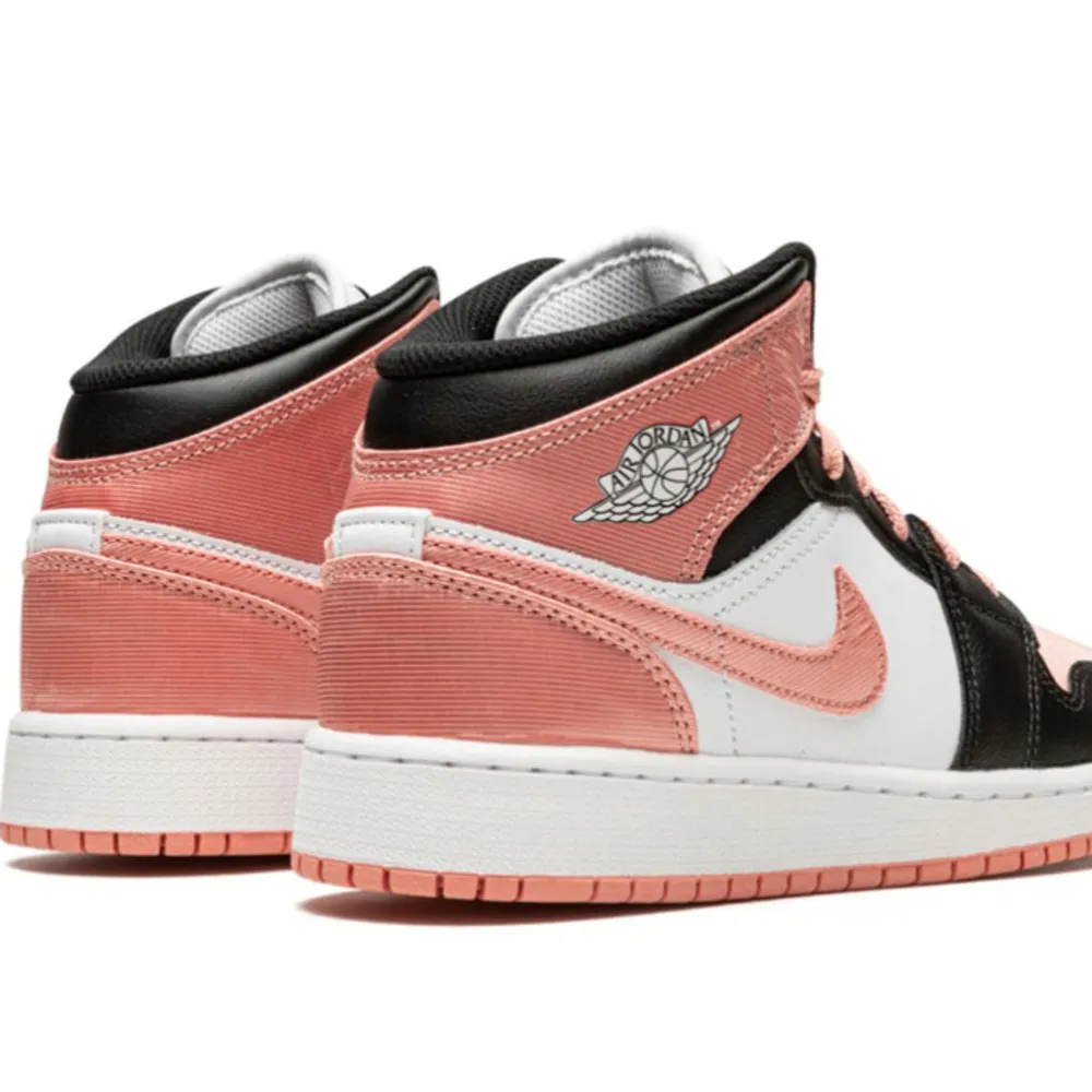 Snygga Nike Air Jordans med en fräsch färgkombination av svart, vit och rosa. Skorna har en klassisk design med snörning och den ikoniska Air Jordan-loggan på sidan. Perfekta för att ge din stil ett lyft! model Air Jordan 1 mid (GS) White/LT Madder Root Black köpte den var för 3000 Säljer de för 450. Kengät.
