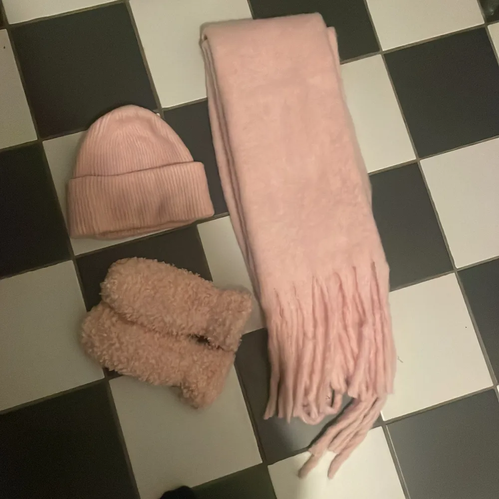 Säljer en mjuk mössa halsduk å vantar. Helt oanvända. Perfekt för att hålla värmen under kyliga vinterdagar. Köps som ett set! Jag köpte allt runt drygt 700 ungefär!. Asusteet.