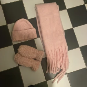 Rosa set, vantar mössa o halsduk  - Säljer en mjuk mössa halsduk å vantar. Helt oanvända.  Perfekt för att hålla värmen under kyliga vinterdagar. Köps som ett set! Jag köpte allt runt drygt 700 ungefär!