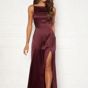 Festklänning  - Supersnygg festklänning i satin. Aldrig använd. Lapparna kvar då jag köpte två klänningar och inte hann returnera denna. Köpte för 799. 