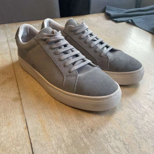 Grå skor - Snygga grå skor från Vagabond i mocka. Stilren design som passar perfekt till vardags. Använd endast fåtal gånger. Pris kan diskuteras vid snabb affär